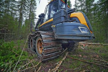 Metsä-Multian koneet ovat kuluvan syksyn aikana harventaneet kymmeniä hehtaareita kuusikoita. Ajourien suojaaminen havuilla vähentää uran reunapuiden juuristovaurioita.