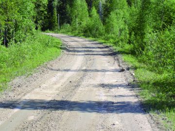 Metsätie on kunnostettava viimeistään silloin, kun tie on kuopilla ja urilla niin pahasti, että jopa nelivetoautoilla liikkuminen on epävarmaa. (Kuvaaja: OTSO Oy/Timo Pisto)