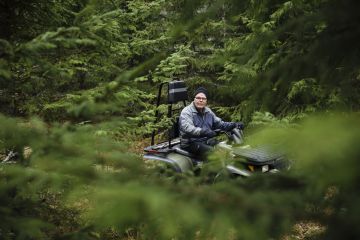 Eläkkeellä oleva metsänomistaja Kalevi Pullinen liikkuu pyörätuolilla ja metsässään mönkijällä. (Kuvaaja: Seppo Samuli)