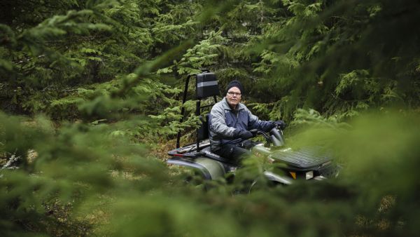 Eläkkeellä oleva metsänomistaja Kalevi Pullinen liikkuu pyörätuolilla ja metsässään mönkijällä. (Kuvaaja: Seppo Samuli)