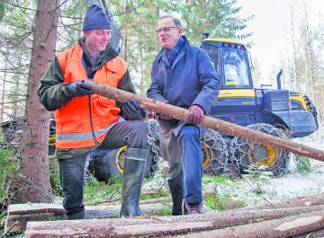 Metsänhoitoyhdistys Pohjois-Savon toiminnanjohtaja Pekka Sahlman (vas.) lupaa Finnpulpin toimitusjohtaja Martti Fredriksonille, että kuitupuuta riittää, kunhan uusi tehdas valmistuu.  