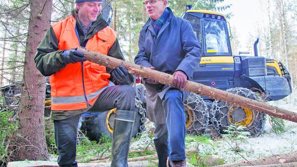 Metsänhoitoyhdistys Pohjois-Savon toiminnanjohtaja Pekka Sahlman (vas.) lupaa Finnpulpin toimitusjohtaja Martti Fredriksonille, että kuitupuuta riittää, kunhan uusi tehdas valmistuu.  