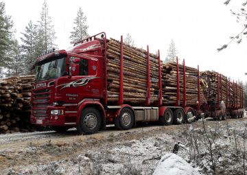 Pikkujätti eli 84-tonninen puutavara-auto kuormattuna ja valmiina ajoon.  
