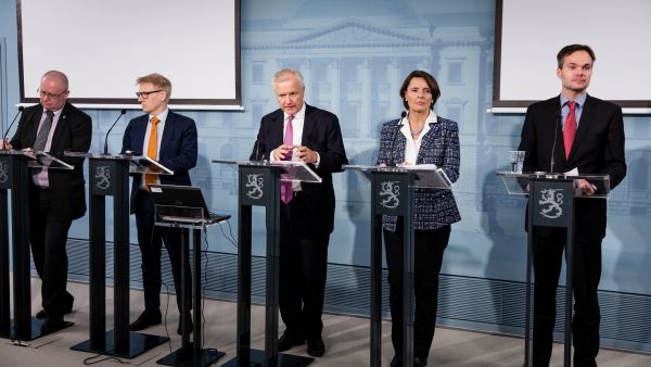 Ministerit Jari Lindström, Kimmo Tiilikainen, Olli Rehn, Anne Berner ja Kai Mykkänen esittelivät eilen hallituksen energia- ja ilmastostrategian. (Kuvaaja: Laura KotilaValtioneuvoston kanslia)