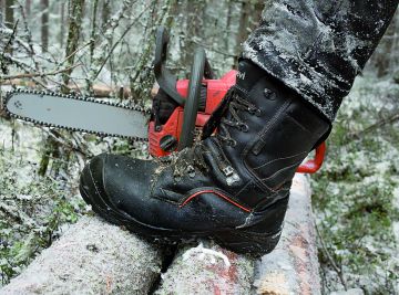 Sievin Jalkineen GT Timber on laadukkaista materiaalisesta kotimaassa valmistettu metsurinturvakenkä. Kengät on arvokas hankinta, mutta tässäkin pätee vanha totuus: hyvää ei saa halvalla. (Kuvaaja: Ari Komulainen)