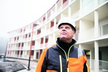 Rakennusliike Reposen toimitusjohtaja MIka Airaksela luotsaa puukerrostalorakentamisen pioneeriyhtiötä. Ensimmäinen viisikerroksinen talo valmistui Heinolassa vuonna 2011.  (Kuvaaja: Seppo Samuli)