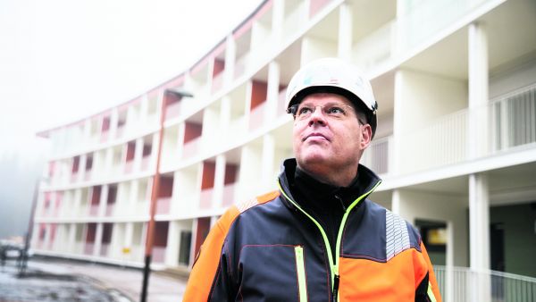 Rakennusliike Reposen toimitusjohtaja MIka Airaksela luotsaa puukerrostalorakentamisen pioneeriyhtiötä. Ensimmäinen viisikerroksinen talo valmistui Heinolassa vuonna 2011.  (Kuvaaja: Seppo Samuli)