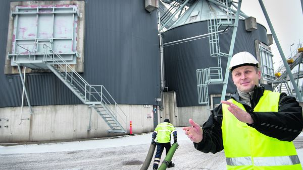 Kotkan Energia Oy vähensi venäläishakkeen käyttöä, kun Ukrainan kriisi alkoi, kertoo energianhankintapäällikkö Jari Taskinen Hovinsaaren biovoimalaitoksella. (Kuvaaja: Juha Metso)
