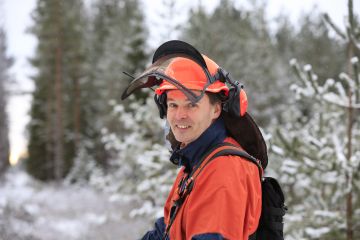Saaristo vaihtoi upseerin uran kotitilan metsien hoitoon 2004. Ansiotaso laski, mutta elämisen laatu parani. (Kuvaaja: Sami Karppinen)