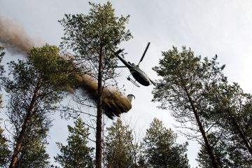 Tuhkaa levittävä helikopteri on lentänyt Padasjoella viime viikolla.  Kuva: Reijo Ikonen
