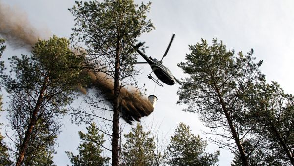 Tuhkaa levittävä helikopteri on lentänyt Padasjoella viime viikolla.  Kuva: Reijo Ikonen