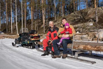 Sami ja Vesa Kostiainen tuntevat vastuun, että metsäsuhde siirtyy nousevalle sukupolvelle. Sofia pääsee tilalle viikoittain. (Kuvaaja: Kimmo Metsälä)