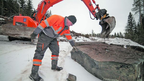 Yrittäjä Markku Valkonen Mikkelistä tutkii koelouhoksen satoa. Haussa on mustaa liuskekiveä muun muassa pihalaatoitukseen. (Kuvaaja: Mikko Riikilä)