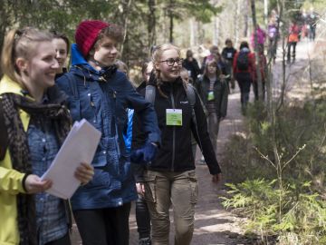 Lähes sata nuorta ratkoi metsäisiä kysymyksiä Espoon Nuuksion metsäradalla. Rasteilla mitattiin tietämystä metsäasioista ja opittiin uutta metsien kestävästä käytöstä. (Kuvaaja: Vilma Issakainen)