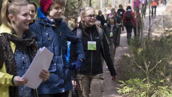 Lähes sata nuorta ratkoi metsäisiä kysymyksiä Espoon Nuuksion metsäradalla. Rasteilla mitattiin tietämystä metsäasioista ja opittiin uutta metsien kestävästä käytöstä. (Kuvaaja: Vilma Issakainen)
