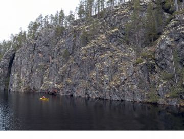 Jääkauden muovaamat Julma-Ölkyn kalliot nousevat 50 metriin, kajakin alla vettä on saman verran.
