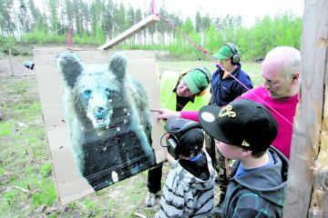 Poliisia avustavat metsästäjät harjoittelevat kohtaamaan liikenteessä loukkaantuneen, aggressiivisen karhun. Kuva: Jere Malinen