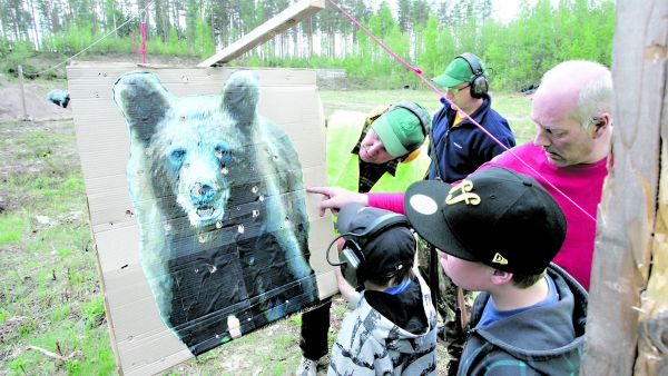 Poliisia avustavat metsästäjät harjoittelevat kohtaamaan liikenteessä loukkaantuneen, aggressiivisen karhun. Kuva: Jere Malinen