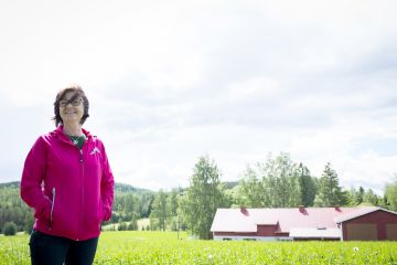 Birgit Huttunen oppi arvostamaan metsää jo lapsuudenkodissaan. Nyt hän omistaa miehensä kanssa 200 hehtaaria metsää Suonenjoella. (Kuvaaja: Timo Hartikainen)