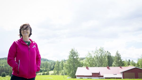 Birgit Huttunen oppi arvostamaan metsää jo lapsuudenkodissaan. Nyt hän omistaa miehensä kanssa 200 hehtaaria metsää Suonenjoella. (Kuvaaja: Timo Hartikainen)