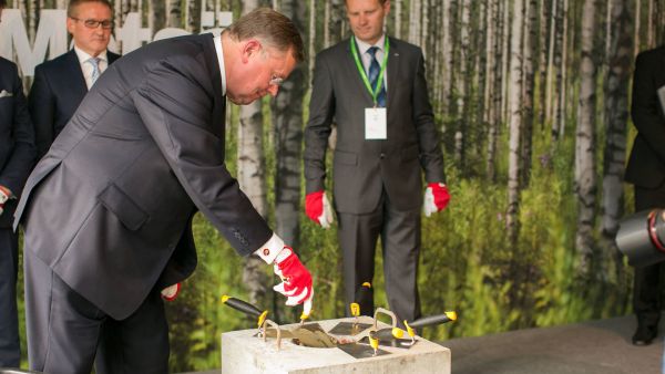 Metsä Groupin pääjohtaja Kari Jordan Pärnun vaneritehtaan peruskiveä muuraamassa.   