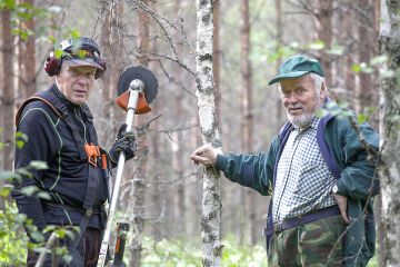 Veikko Reinikainen ja Erkki Viinikainen ovat monen hankasalmelaisen metsänomistajan luottomiehiä. (Kuva: Mikko Riikilä)