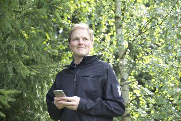 Puukauppaa suunnitteleva Juho Korvenoja on tyytyväinen etenkin Kuution mobiiliversioon. Hän yllättyi tarjousten määrästä. (Kuvaaja: Katri Lehtola)