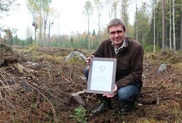 Henrik Andersson istutti FSC:n myöntämän Vastuun taimen Hämeenlinnassa hakkuualueelle, josta lähti ensimmäinen yrityksen FSC-sertifioitu puukuorma heinäkuussa. (Kuvaaja: FSCSuomi)