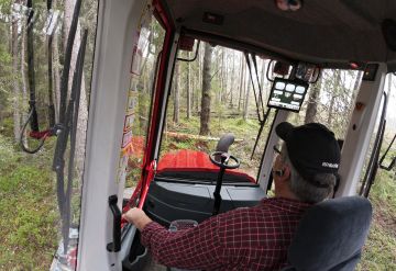 Metsäkoneen kuljettajan arkeen kiristyneet päästövaatimukset ovat tuoneet päivittäisiä lisätehtäviä varsinaisen tuottavan työn oheen.