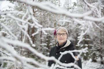 Eeva Karttusen metsänhoitoura alkoi varovaisesti raivaussahalla. Nyt metsässä menee vapaa-aika ja työt sujuvat moottorisahalla. (Kuvaaja: Johanna Kokkola)
