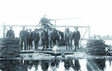 Työtaistelut rasittivat uittoja vuonna 1917. Kuvassa hevosponttuu Pälkäneellä.   