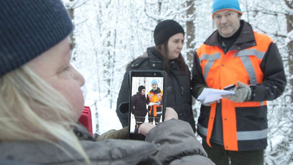 Ostomies Esko Hyttinen luotsaa metsänomistajasisaruksia Katja Tammea ja Kirsi Pyytä uudelle harvennusleimikolle. (Kuvaaja: Mikko Riikilä)