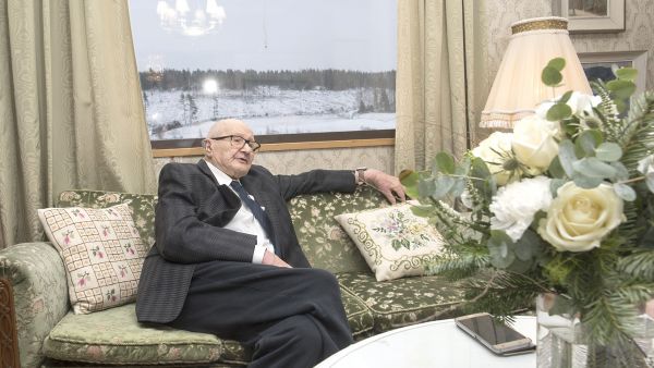 Runsaan kuukauden itsenäistä Suomea vanhempi Vieno Uusitalo asuu yhä kotonaan, vanhan isännän talossa kivenheiton päässä kotitilastaan. Maa- ja metsäomaisuus on siirtynyt seuraaville sukupolville. (Kuvaaja: Sami Kilpiö)