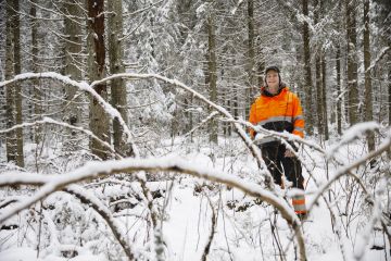 Aleksi Puhtila yhdistää metsissään suojelun ja talouskäytön. Päätös siitä, hakataanko vai suojellaanko kuvan yli satavuotias kuusikko, syntynee lähivuosina. (Kuvaaja: Seppo Samuli)