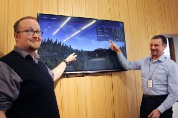 Palvelun kehittäjät Marko Kari ja Ossi Kokki Stora Ensolta ja virtuaalinäkymä metsään. (Kuvaaja: Stora Enso)