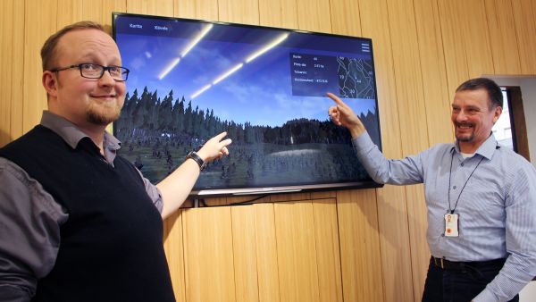 Palvelun kehittäjät Marko Kari ja Ossi Kokki Stora Ensolta ja virtuaalinäkymä metsään. (Kuvaaja: Stora Enso)