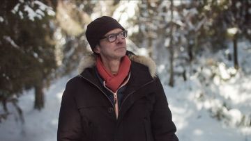 Juhani Seppänen juontaa myös Suomi on metsäläinen -sarjan. Kuva: Intervisio