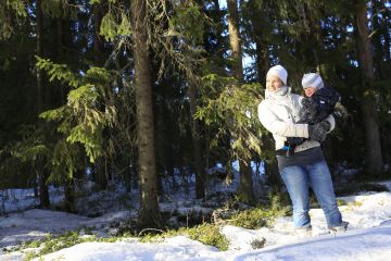 Raisa Myllyniemi on ehtinyt metsään nelivuotiaan Jenna-tyttären kanssa. (Kuva Sami Karppinen)