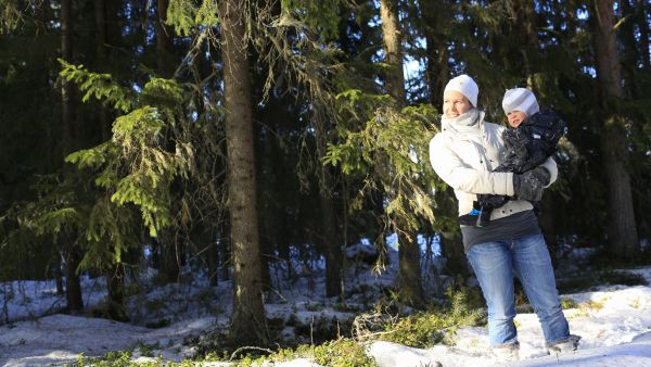 Raisa Myllyniemi on ehtinyt metsään nelivuotiaan Jenna-tyttären kanssa. (Kuva Sami Karppinen)