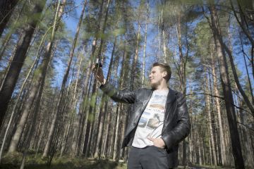 Riku Ekman aloitti videobloggaamisen, eli vloggaamisen, noin viisi vuotta sitten videopalvelu YouTubessa. Nyt hän alkaa käsitellä metsäalan ajankohtaisia aiheita Metsälehden verkkosivuilla. (Kuvaaja: Johanna Kokkola)