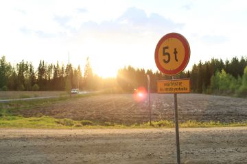 Painorajoituksia on viime viikkoina voitu poistaa eteläisen Suomen sivuteiltä, ja puukuljetukset voidaan aloittaa. (Kuvaaja: Sami Karppinen)