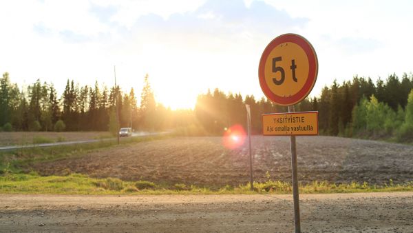 Painorajoituksia on viime viikkoina voitu poistaa eteläisen Suomen sivuteiltä, ja puukuljetukset voidaan aloittaa. (Kuvaaja: Sami Karppinen)
