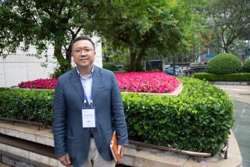 PEFC Kiinan johtaja Benson Yu kertoo, että monen kiinalaisen kosketus luontoon rajoittuu kaupunkien viheralueisiin. Kuva: Heikki Hurme 
