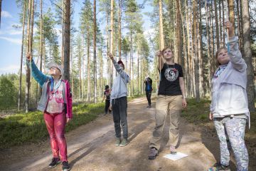 12-vuotias Lotta Jaara (oik.) ja 10-vuotias Milla Jaara (vas.) osallistuivat metsätaitokilpailuihin toista kertaa. 11-vuotiaalle Sami Kalliselle kyseessä taas oli ensimmäinen kerta. Kaikkien kolmen mielestä tapahtumassa oli 