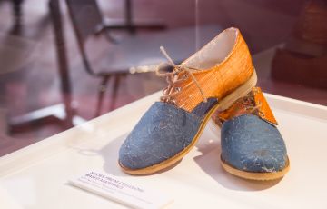 Selluloosasta tehdyt kengät on suunnitellut VTT:n muotoilija Saara Kinnunen. Kuva: Marianne Minkkinen