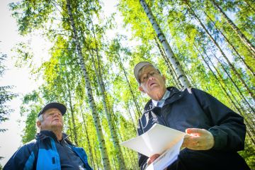Eero Kubin (oik.) on tutkinut Suomen metsiä yli 40 vuoden ajan. Kajaani Oy:ssä ja sittemmin UPM:llä työskennellyt Lauri Kemppainen (vas.) oli mukana monessa tutkimushankkeessa. (Kuvaaja: Miska Puumala)