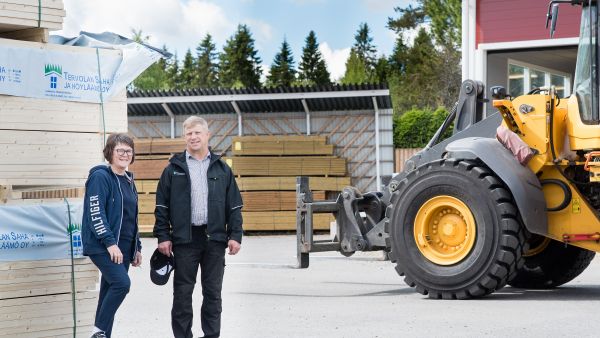 Tervolan Saha ja Höyläämö Oy oli vertailussa perhesahojen kärkeä. Yrittäjäpari Lea ja Juha Kokkonen eivät osaa sanoa menestyksen salaisuutta, mutta toiminnassa painottuvat työ, jatkojalostus ja kotimaan markkinat. (Kuvaaja: Juha Ollila)