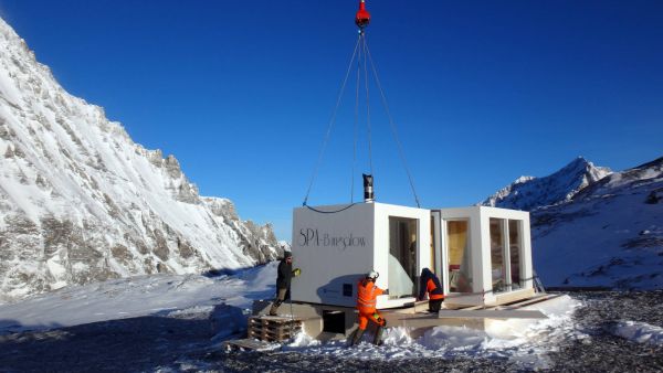 Alppimajan moduulit tuotiin rakennuspaikalle helikopterilla. (Kuva: Metsä Group)