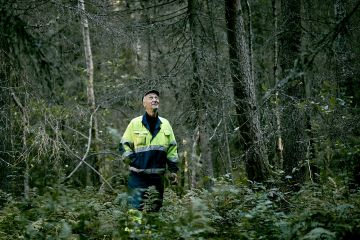 Jouni Mähönen teki puolentoista hehtaarin palstasta pysyvän Metso-suojelukohteen. Ratkaisuissa painoi sekä rahallinen korvaus että luontoarvojen säilyttäminen. (Kuvaaja: ANTTI J. LEINONEN)