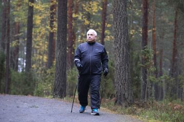Turussa asuva Heikki Mäkelä käy usein sauvakävelemässä kotinsa lähellä olevalla ulkoilualueella. Omat metsät sijaitsevat Pirkanmaalla. Mäkelä on ollut pari vuotta eläkkeellä palkkatyöstään mutta maksaa edelleen metsänomistajien myel-eläkevakuutusta. (Kuvaaja: Suvi Elo)